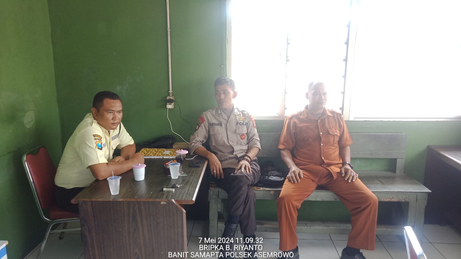 Polsek Asemrowo Giat Patroli di Pergudangan Greges Tambak Langon