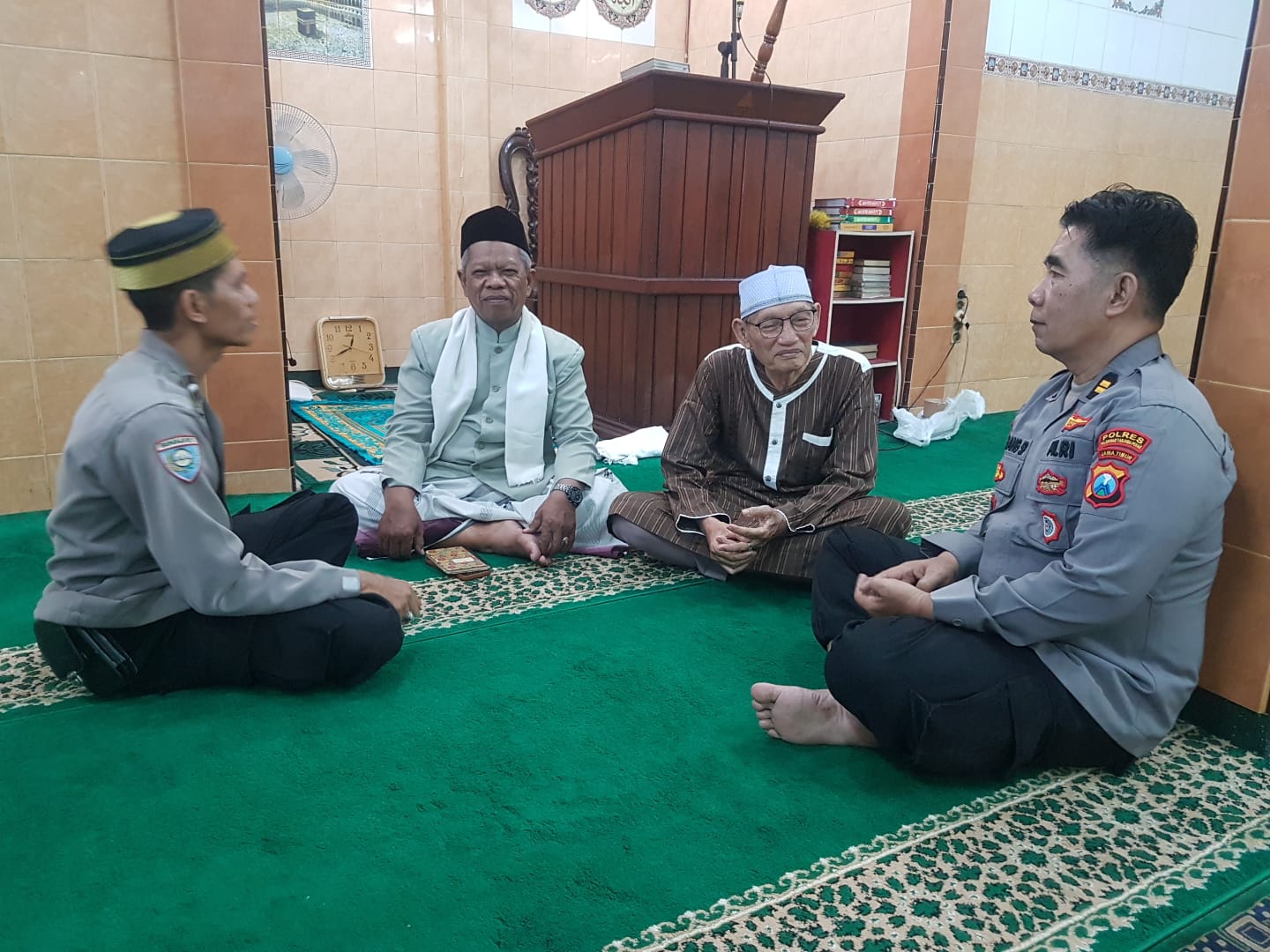 Bhabinkamtibmas Kelurahan Asemrowo Sholat Jumat Bersama Warga di Masjid Al Hidayah