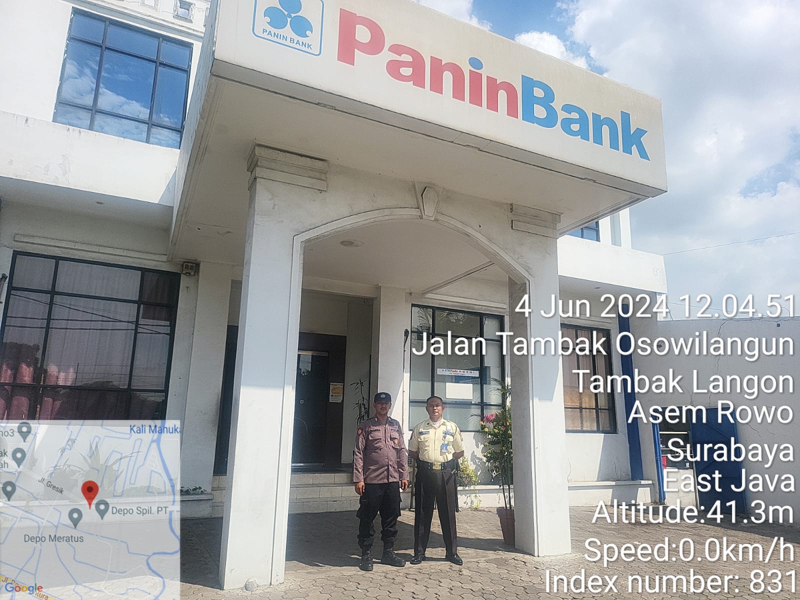 Polsek Asemrowo Pantau Keamanan Bank Panin Melalui Patroli Rutin di Depan Bank