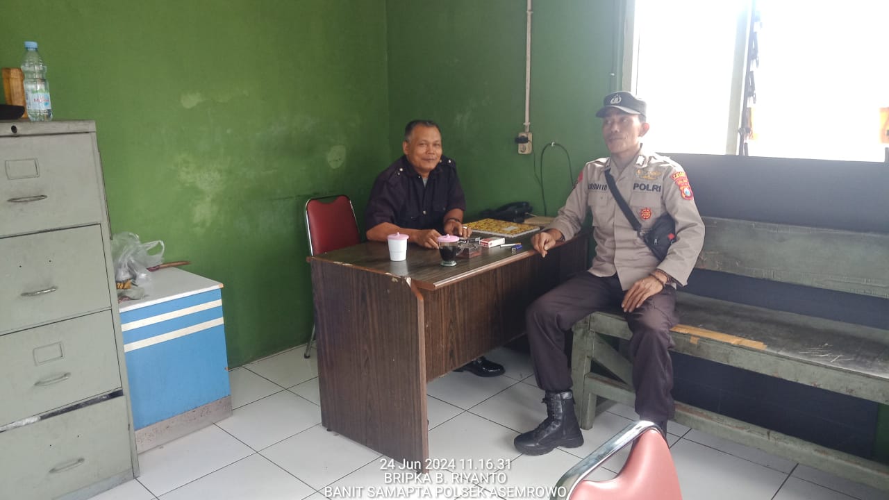 Polsek Asemrowo Patroli Pergudangan Greges Tambak Langon, Himbau Petugas Keamanan Terapkan Harkamtibmas 3C