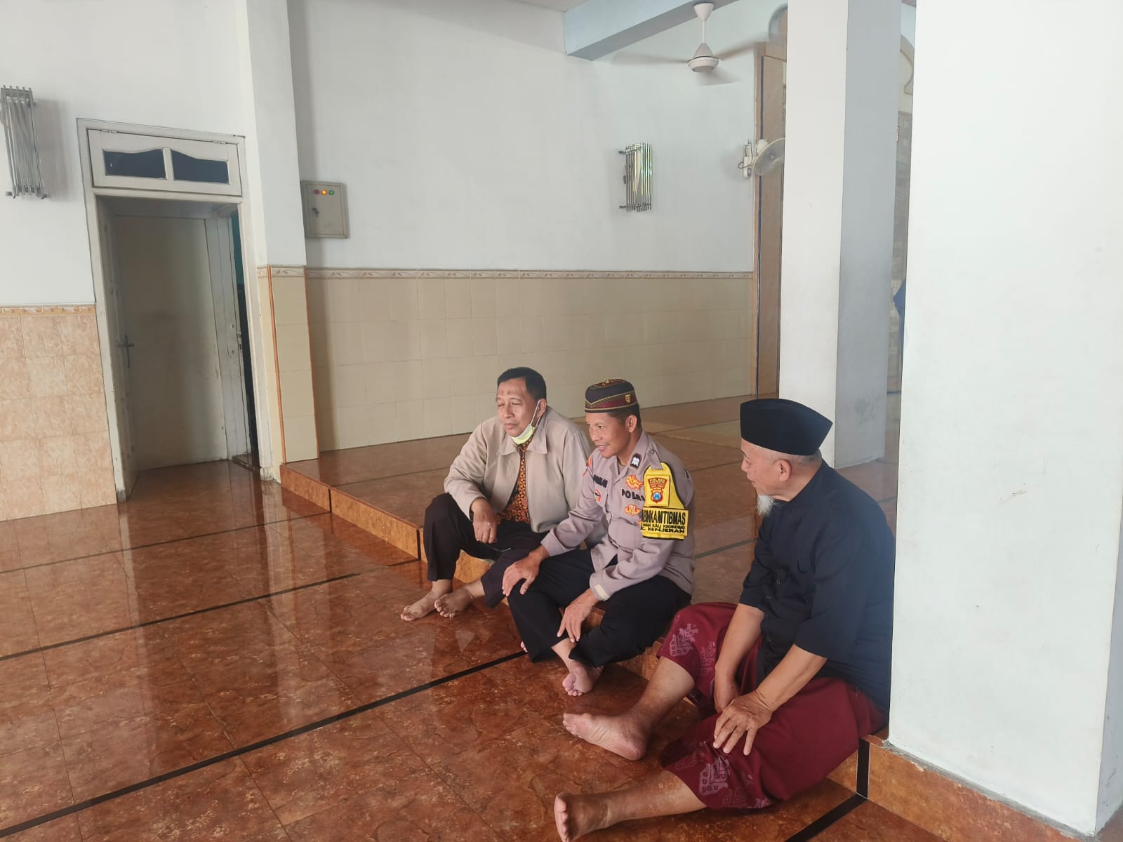Bhabinkamtibmas Takal Kedinding Berpartisipasi dalam Sholat Jumat di Masjid At Taqwa Surabaya, Imbau Jamaah Perhatikan Keamanan Kendaraan