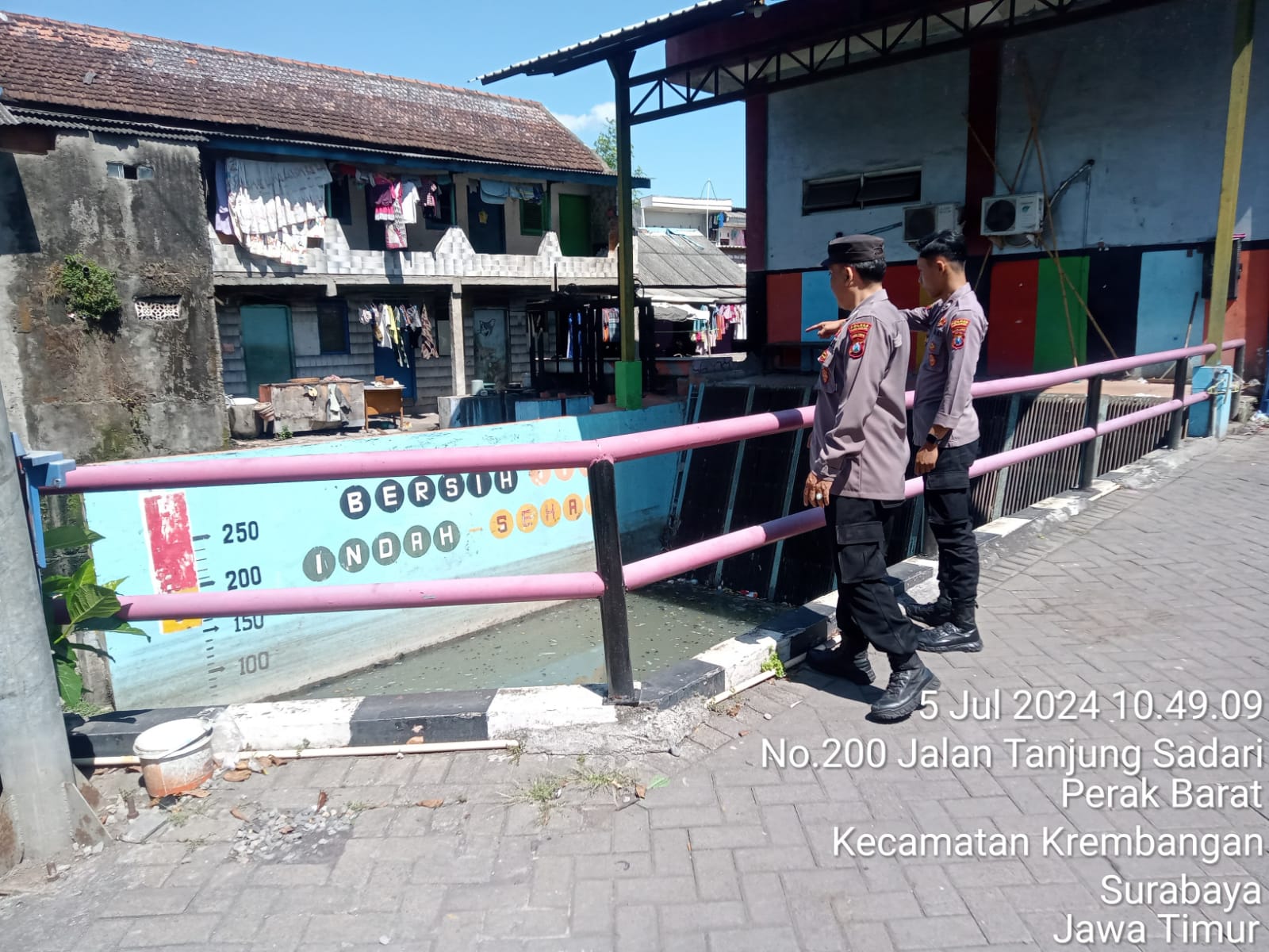 Polsek Krembangan Patroli Pengecekan Debit Air di Jalan Tanjung Sadari