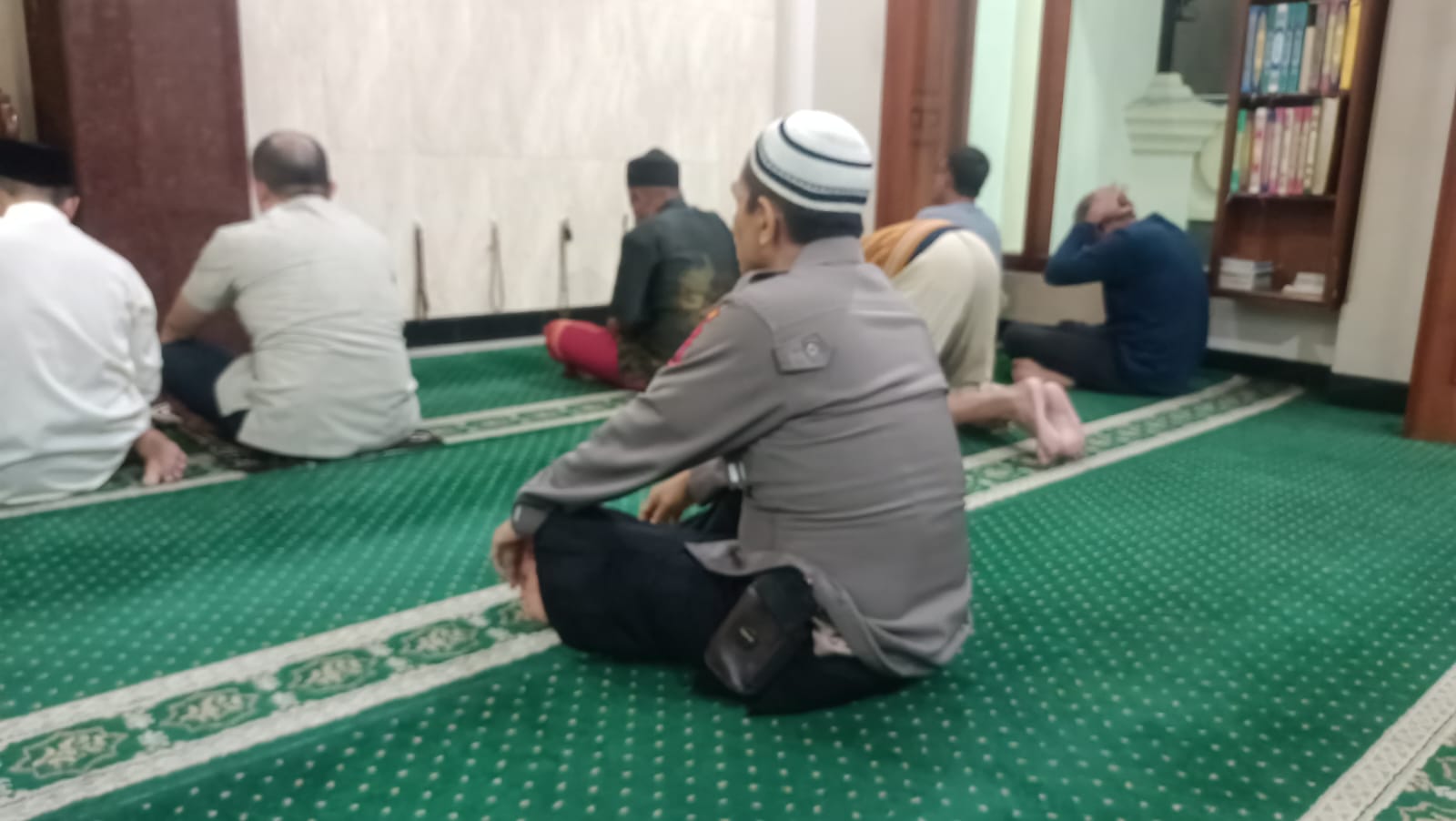 Polsek Pabean Cantikan Berjama'ah Sholat Subuh di Masjid Nurul Ihsan