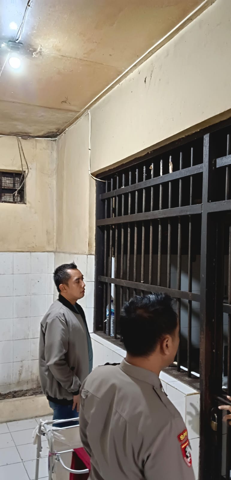 Polsek Kenjeran Melaksanakan Patroli Pengecekan Ruang Tahanan, Antisipasi Masuknya Barang Terlarang