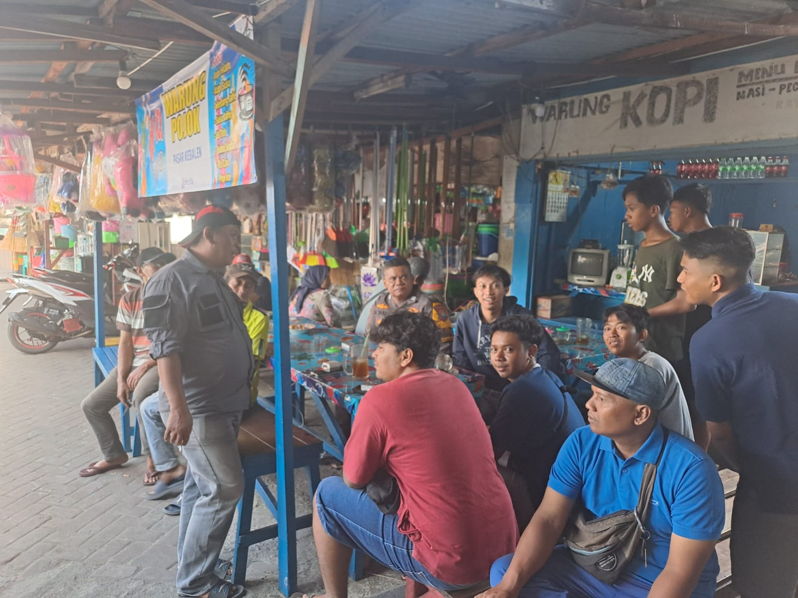 Polsek Pabean Cantikan Sosialisasikan Kamtibmas di Warkop Kelurahan Krembangan Utara