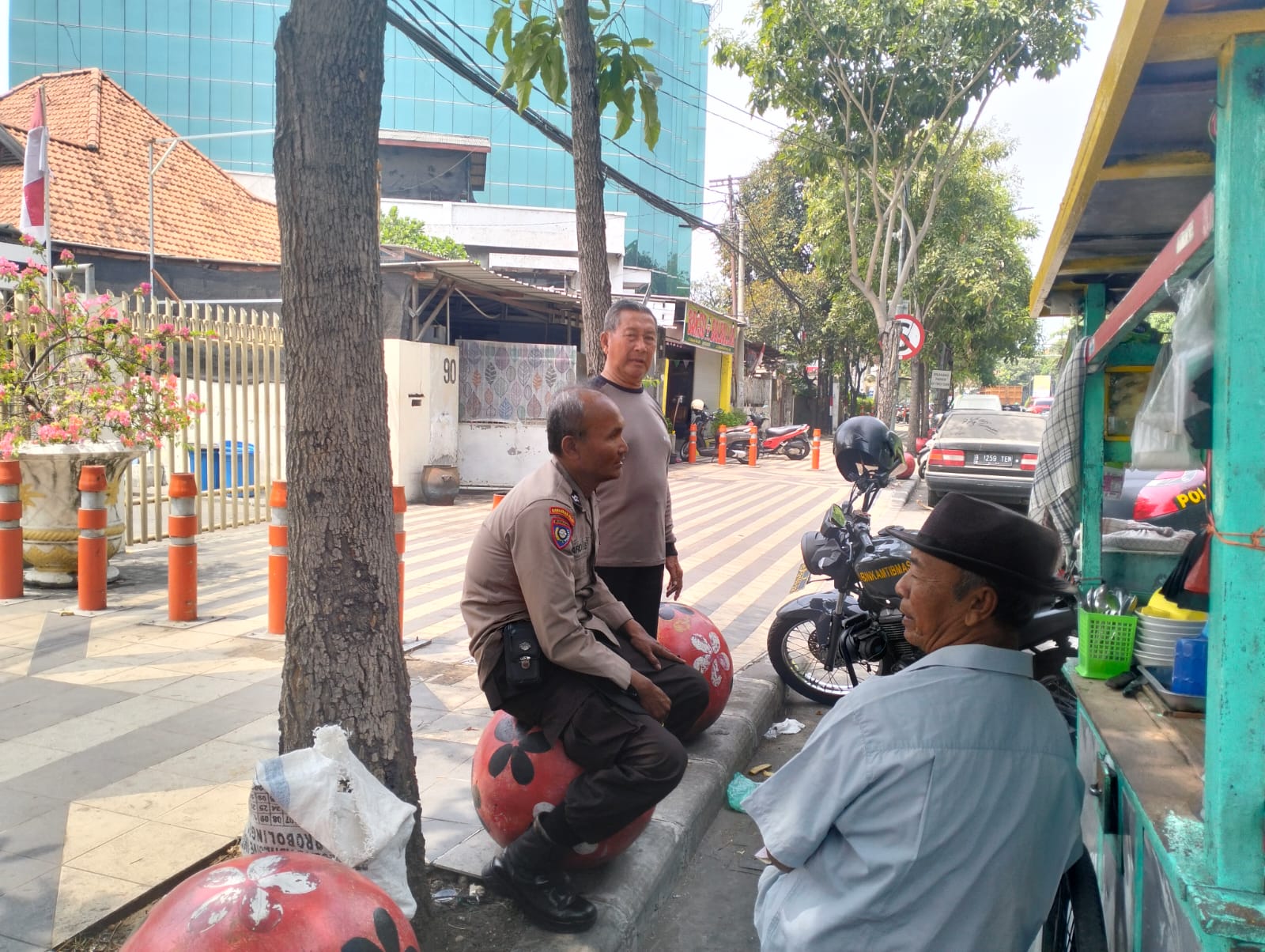 Bhabinkamtibmas Kelurahan Tanjung Perak Lakukan Sambang Warga dan Berikan Himbauan Kamtibmas